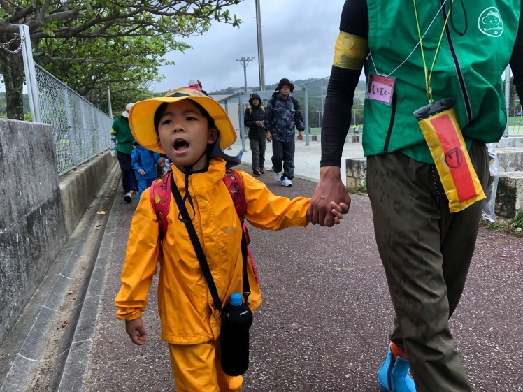 青空ようちえん〔週末〕あおぞら海はじめ(4/29)青空ようちえんは一足先に海はじめ!海も雨も全身で自然を楽しみました!_d0363878_22143918.jpg