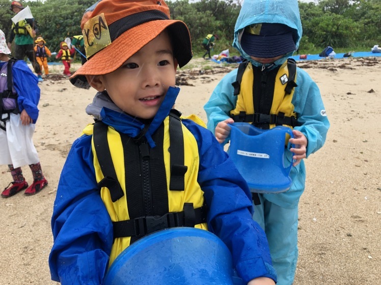 青空ようちえん〔週末〕あおぞら海はじめ(4/29)青空ようちえんは一足先に海はじめ!海も雨も全身で自然を楽しみました!_d0363878_22163937.jpg