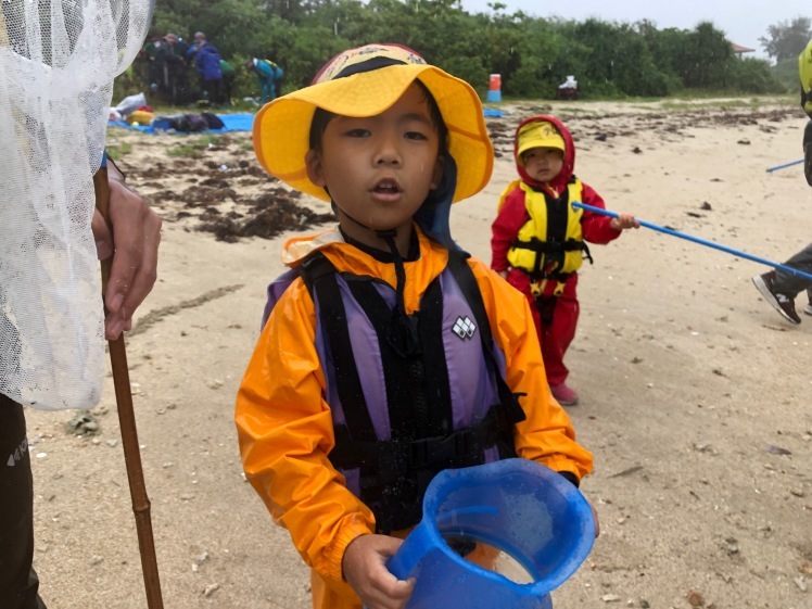 青空ようちえん〔週末〕あおぞら海はじめ(4/29)青空ようちえんは一足先に海はじめ!海も雨も全身で自然を楽しみました!_d0363878_22163944.jpg