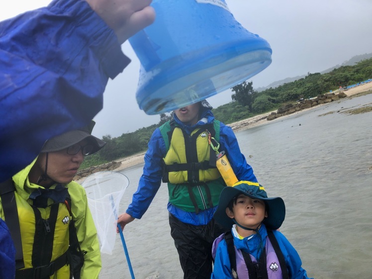青空ようちえん〔週末〕あおぞら海はじめ(4/29)青空ようちえんは一足先に海はじめ!海も雨も全身で自然を楽しみました!_d0363878_22180293.jpg