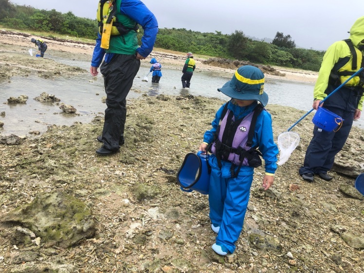 青空ようちえん〔週末〕あおぞら海はじめ(4/29)青空ようちえんは一足先に海はじめ!海も雨も全身で自然を楽しみました!_d0363878_22220683.jpg