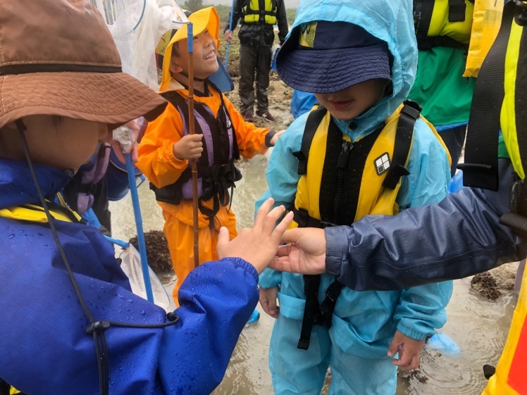 青空ようちえん〔週末〕あおぞら海はじめ(4/29)青空ようちえんは一足先に海はじめ!海も雨も全身で自然を楽しみました!_d0363878_22220859.jpg