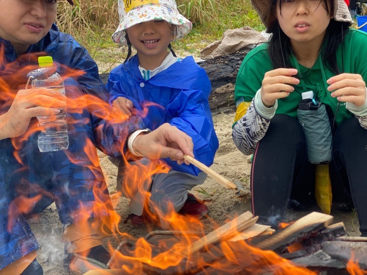青空ようちえん〔週末〕あおぞら海はじめ(4/29)青空ようちえんは一足先に海はじめ!海も雨も全身で自然を楽しみました!_d0363878_22252905.jpg