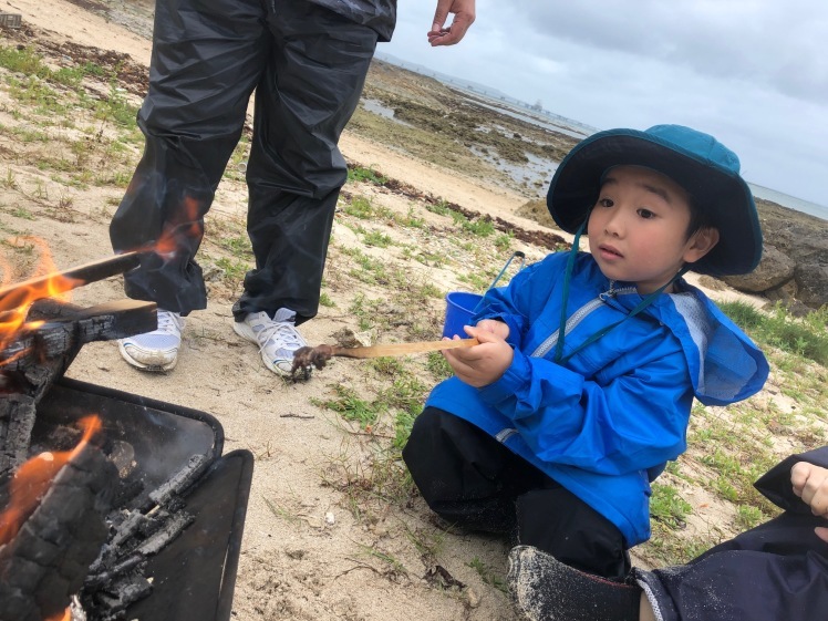 青空ようちえん〔週末〕あおぞら海はじめ(4/29)青空ようちえんは一足先に海はじめ!海も雨も全身で自然を楽しみました!_d0363878_22252922.jpg