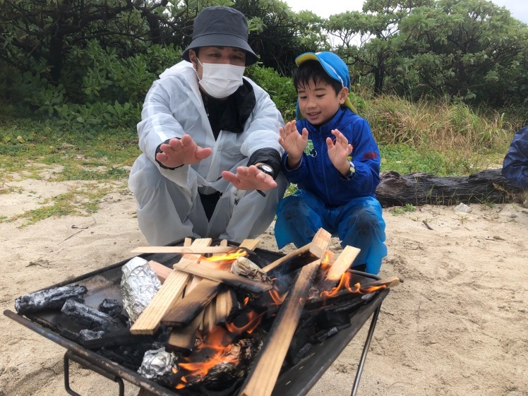 青空ようちえん〔週末〕あおぞら海はじめ(4/29)青空ようちえんは一足先に海はじめ!海も雨も全身で自然を楽しみました!_d0363878_22252987.jpg