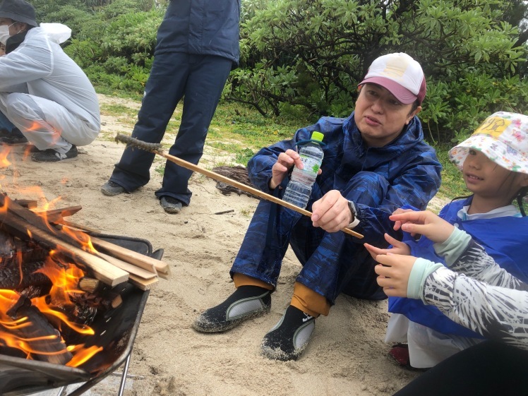 青空ようちえん〔週末〕あおぞら海はじめ(4/29)青空ようちえんは一足先に海はじめ!海も雨も全身で自然を楽しみました!_d0363878_22252990.jpg