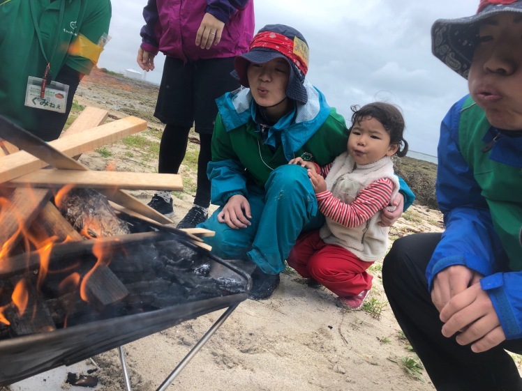 青空ようちえん〔週末〕あおぞら海はじめ(4/29)青空ようちえんは一足先に海はじめ!海も雨も全身で自然を楽しみました!_d0363878_22253002.jpg