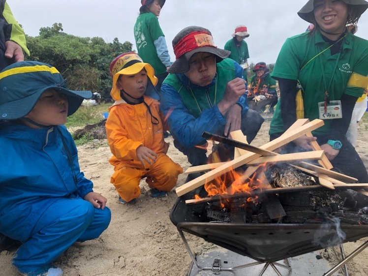 青空ようちえん〔週末〕あおぞら海はじめ(4/29)青空ようちえんは一足先に海はじめ!海も雨も全身で自然を楽しみました!_d0363878_22253037.jpg