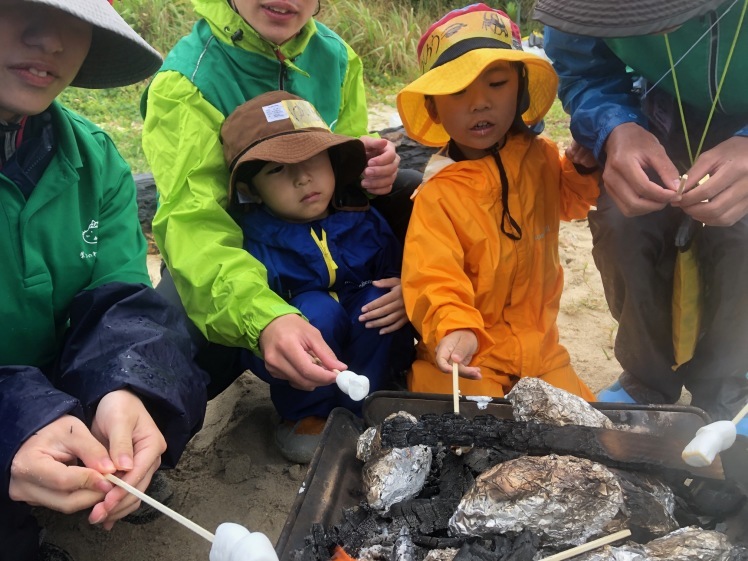 青空ようちえん〔週末〕あおぞら海はじめ(4/29)青空ようちえんは一足先に海はじめ!海も雨も全身で自然を楽しみました!_d0363878_22270600.jpg