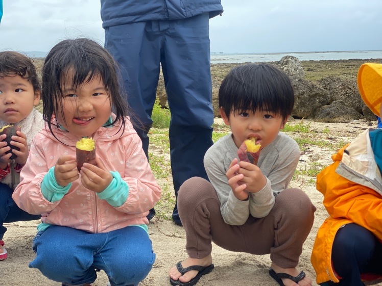 青空ようちえん〔週末〕あおぞら海はじめ(4/29)青空ようちえんは一足先に海はじめ!海も雨も全身で自然を楽しみました!_d0363878_22290453.jpg
