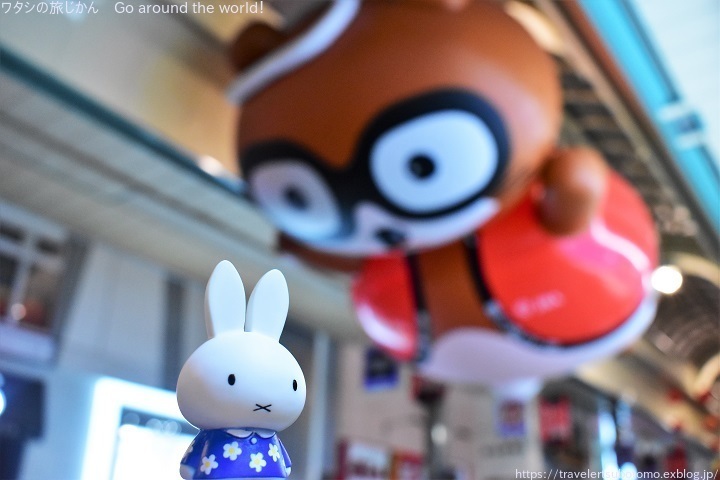 ぬい撮りトラベラーな1枚 狸小路の空飛ぶタヌキ ワタシの旅じかん Go Around The World