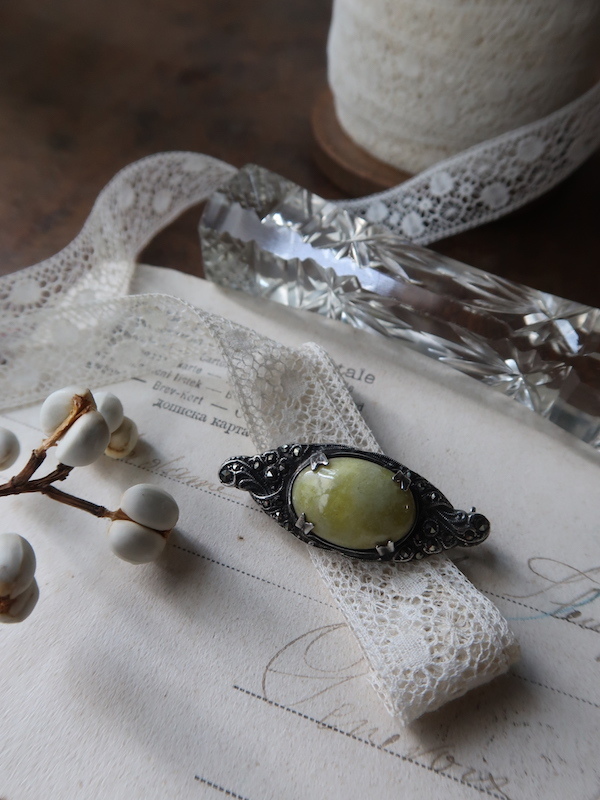 コネマラ・マーブルのブローチ : 満月アンティーク