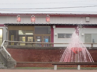 ワイン噴水があらわれたら観光シーズン開幕_b0405523_02295807.jpg