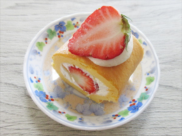 【青いクマ】苺のロールケーキ_c0152767_13553246.jpg