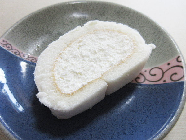 【不二家】ミルキークリームロール_c0152767_08541478.jpg