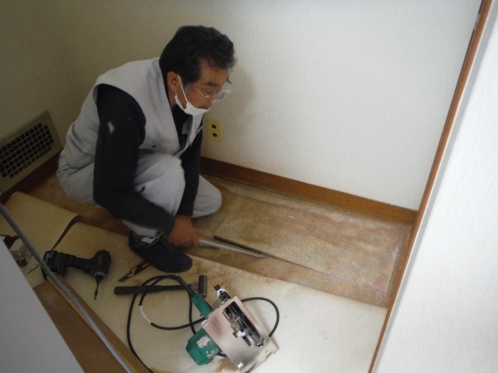 床が落ちかかっている。 ~ 原因は 。_d0165368_14315646.jpg