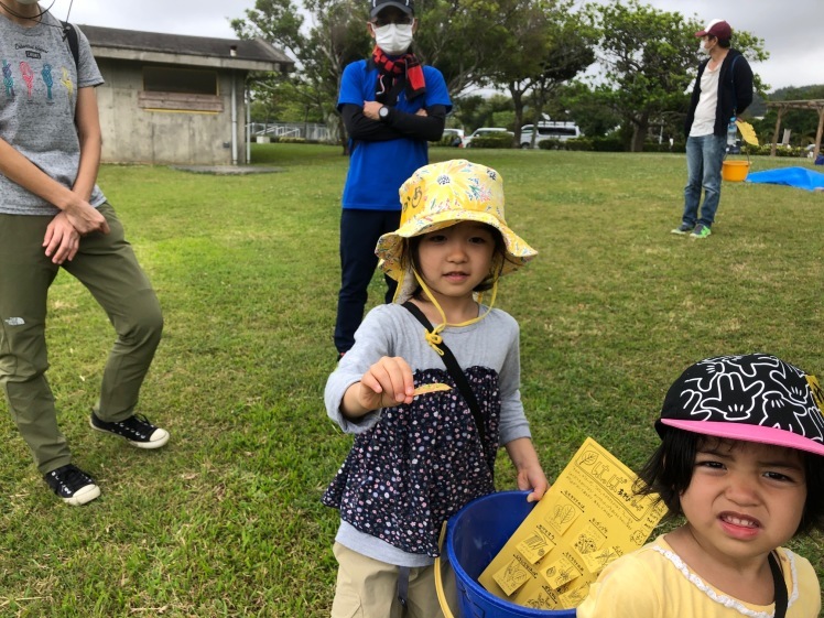 青空ようちえん〔週末〕草木で遊ぼう！（5/5）身近にある草木を集めながら探検だ！きれいな木の実に、葉っぱ飛行機、気付けば宝物でいっぱい！_d0363878_13363211.jpg