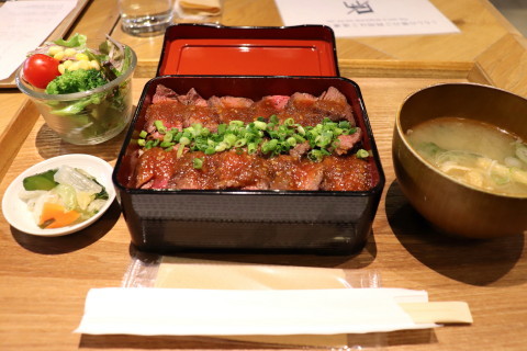 極上ステーキ重ランチ:UGUISU(青森市)_b0147224_00404177.jpg