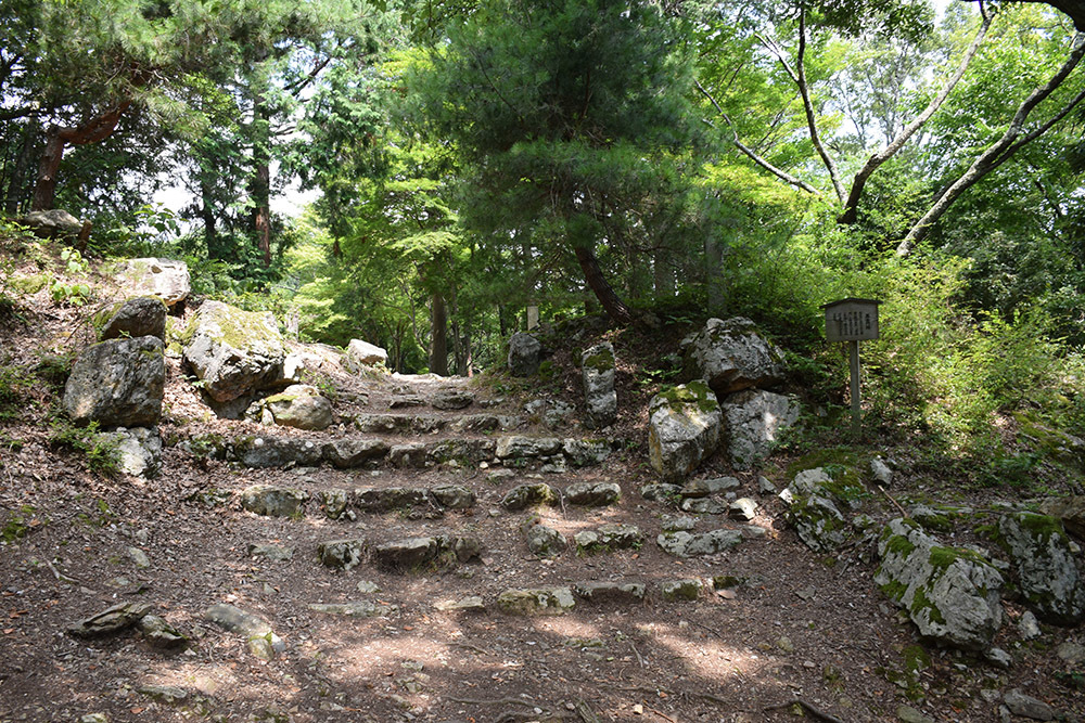 北近江浅井氏の居城、小谷城攻城記。 その5 <黒金御門跡~大広間跡~本丸跡>_e0158128_19171699.jpg