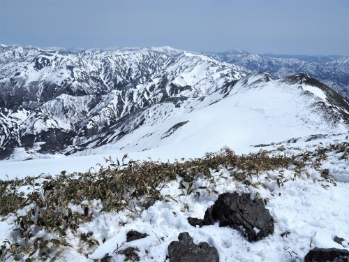 巻機山 新雪と大展望に誘われ牛ヶ岳まで　　2021.５.４（火）_b0335256_14080480.jpg