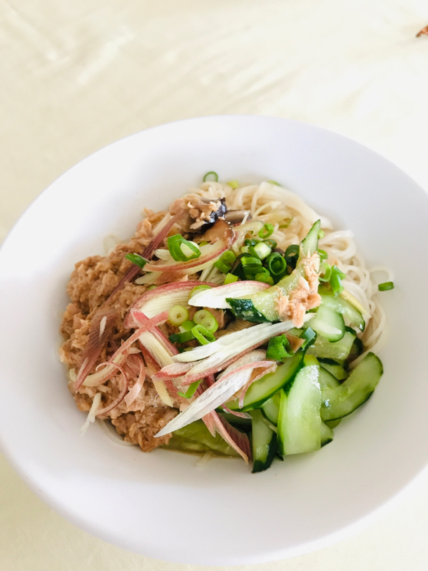 平日のお昼 ごまだれツナときゅうりの素麺 カグラザカ日記