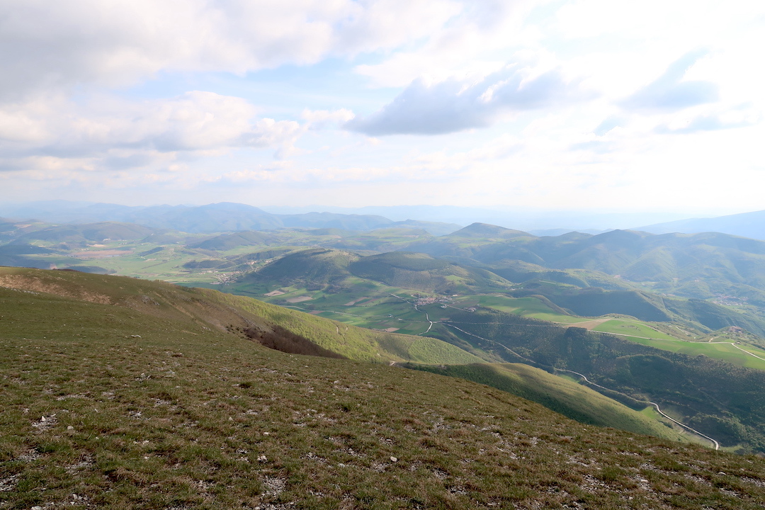 神秘的な光 花うつくしいペンニーノ山_f0234936_05193552.jpg