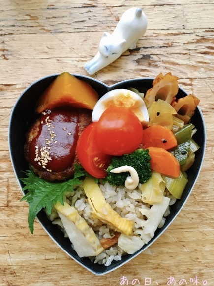 【ふたり弁】筍御飯とはんばぐ弁。母の日の、赤い花。_a0305046_09025001.jpg