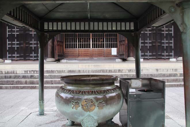 南禅寺で　青もみじと大柱が魅力いっぱい_e0048413_20355868.jpg