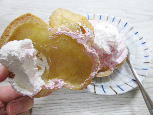 【不二家】窯焼きダブルシュークリーム(あまおう苺)_c0152767_20362135.jpg
