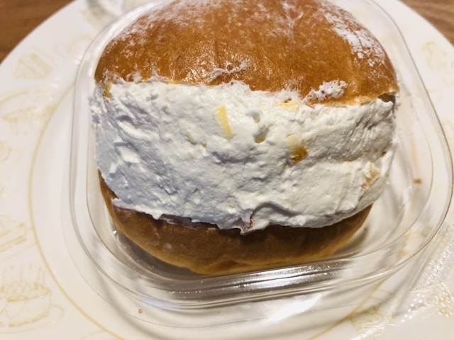 【ポンパドウルのマリトッツォ オランジュ】_b0009849_17293930.jpeg