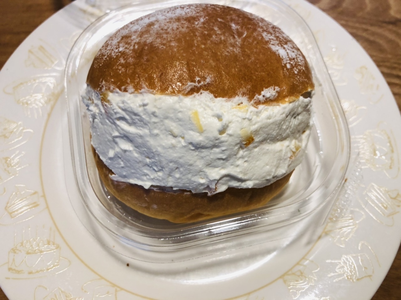 【ポンパドウルのマリトッツォ オランジュ】_b0009849_17295800.jpeg