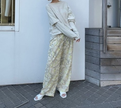 日本割Leaf Tuck Trousers 38 カジュアルパンツ