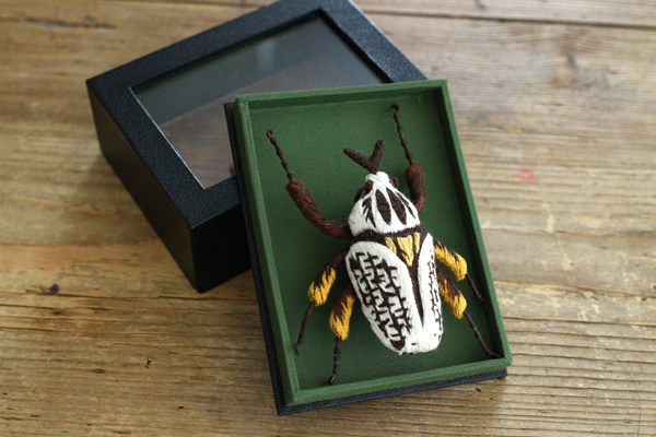 立体刺繍の昆虫向けの標本箱の試作品 : フェルタート(R)・オフフープ(R