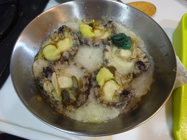 アワビは大根おろしに乗せて蒸す、という料理人の呟きを覚えていたのび丸。_a0095931_18041306.jpeg