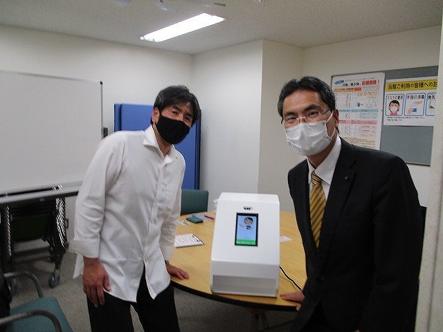 ITを活用した感知装置を開発する㈱イージステクノロジーズさんが、クラウド対応型温感モニター(非接触型検温器)を富士市に5台寄贈_f0141310_08355665.jpg