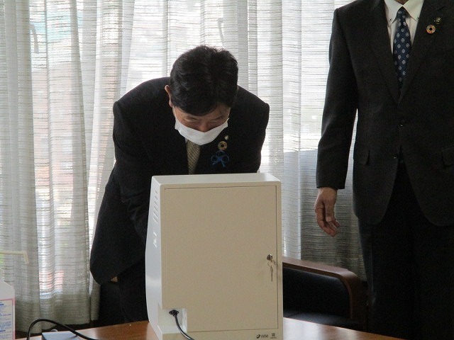 ITを活用した感知装置を開発する㈱イージステクノロジーズさんが、クラウド対応型温感モニター(非接触型検温器)を富士市に5台寄贈_f0141310_08361901.jpg