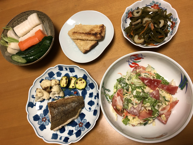 アイナメムニエルと コールスローと 切昆布煮ものと お揚げの素焼きと ぬか漬け それにお味噌汁 かやうにさふらふ
