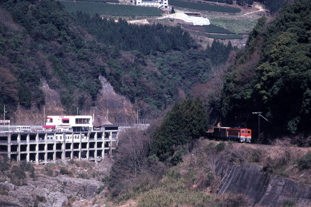 大歩危峡を赤い機関車が通り過ぎる　- 1982年・土讃本線 -_b0190710_20182288.jpg