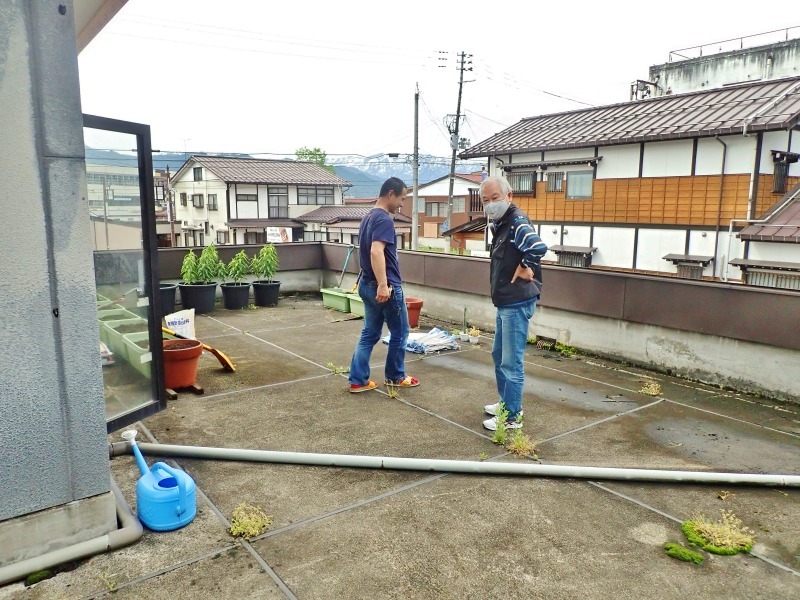 会館の1階屋上で\"菜園づくり\"でした_c0336902_17460488.jpg