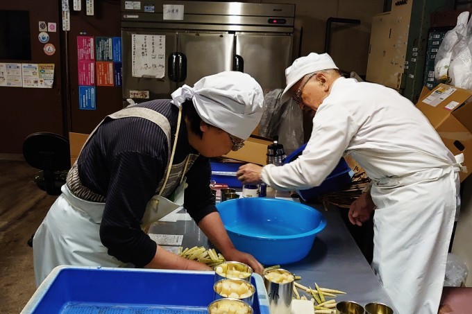 利賀豆腐とスス竹の加工…早起きして春田豆腐店を覗きました_d0265607_12070443.jpg