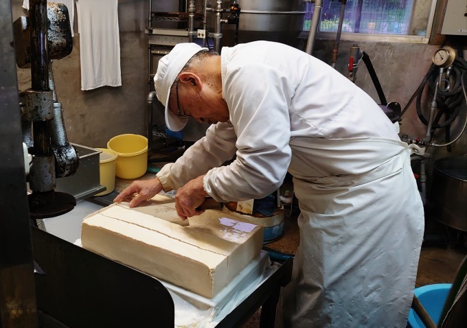 利賀豆腐とスス竹の加工…早起きして春田豆腐店を覗きました_d0265607_12070534.jpg