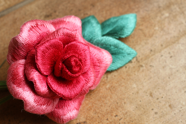 簪サンプル用に大輪の立体刺繍のバラを制作しました