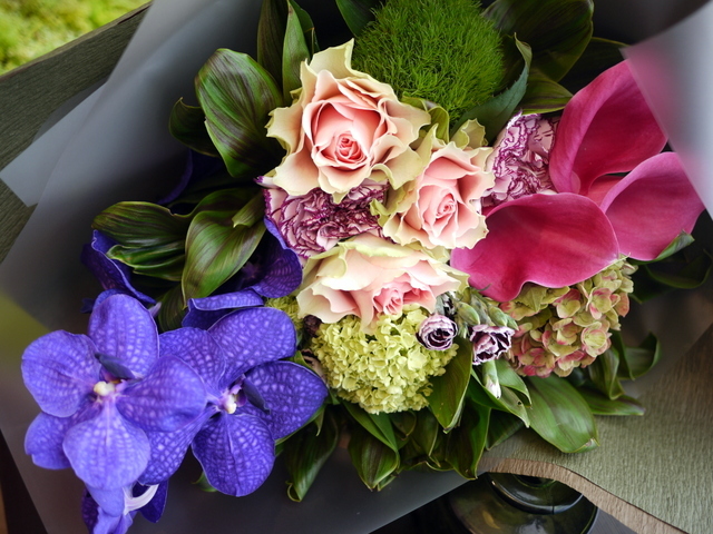 お母様のお誕生日に花束 紫色のバンダ蘭を入れて シックな感じ 21 05 22 札幌 花屋 Mell Flowers