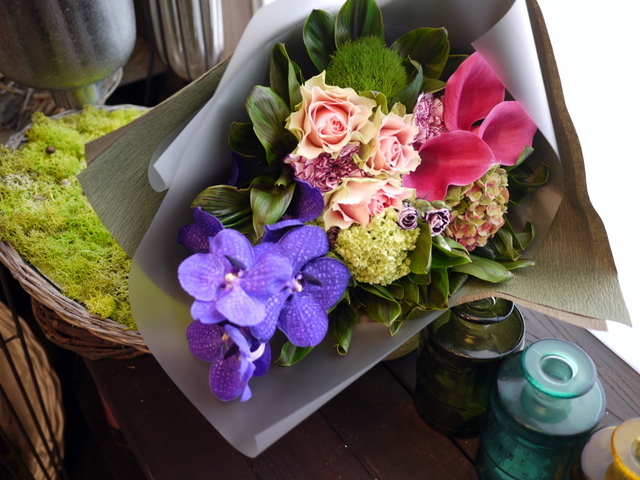 お母様のお誕生日に花束 紫色のバンダ蘭を入れて シックな感じ 21 05 22 札幌 花屋 Mell Flowers