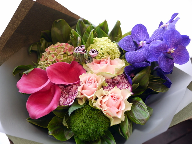 お母様のお誕生日に花束 紫色のバンダ蘭を入れて シックな感じ 21 05 22 札幌 花屋 Mell Flowers
