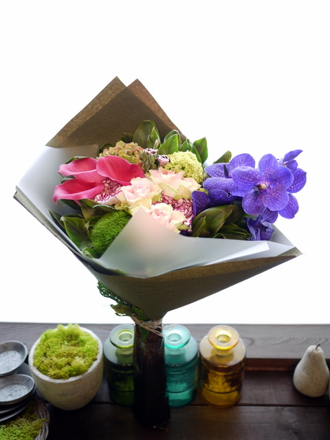 お母様のお誕生日に花束 紫色のバンダ蘭を入れて シックな感じ 21 05 22 札幌 花屋 Mell Flowers