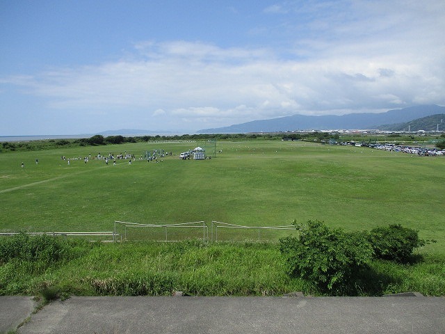 久しぶりの晴れの日曜日 スポーツを楽しむ人で賑わった富士川緑地公園と富士川キウイ球場_f0141310_07182031.jpg