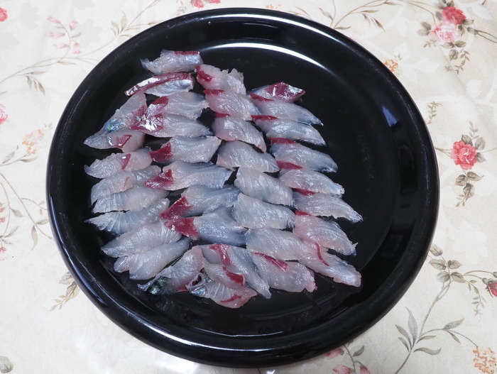 夫の釣果とその後(お刺身&〆鯖)_c0116915_00025028.jpg