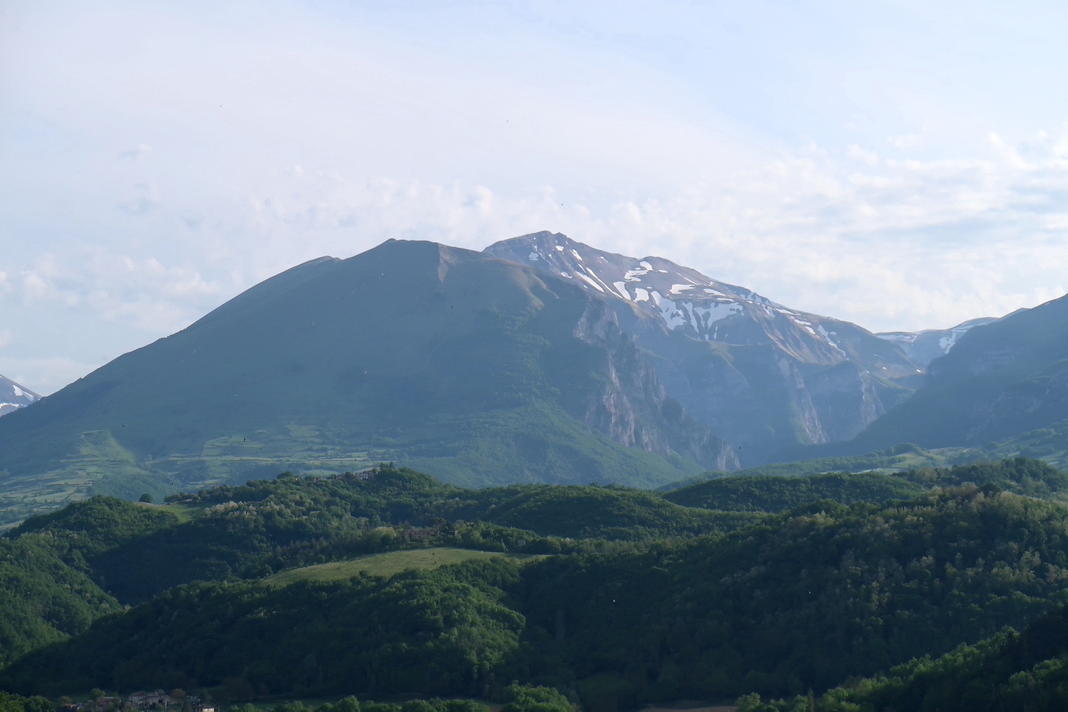 高峰と町並み美しい被災の村、アマンドラ_f0234936_21300321.jpg