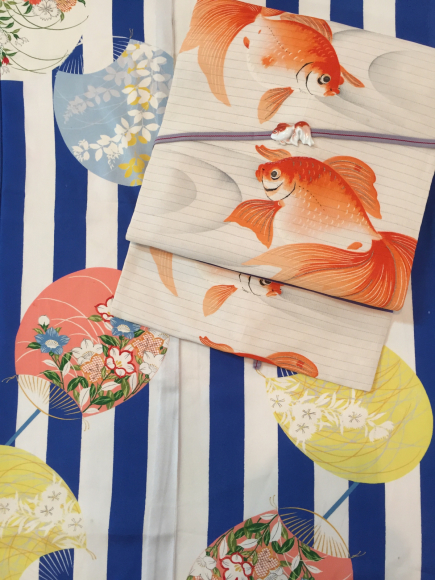 6 5より おさんぽきもの In恵比寿 ストライプに団扇着物 金魚帯 販売商品1 着物のいろは行商日記３